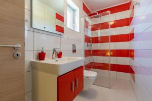 Kúpeľňa v ubytovaní Villa Stefanja kids friendly with sea view near Fažana