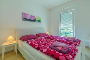 Posteľ alebo postele v izbe v ubytovaní Villa Stefanja kids friendly with sea view near Fažana