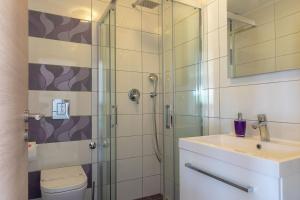 Kúpeľňa v ubytovaní Villa Stefanja kids friendly with sea view near Fažana
