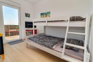 Posteľ alebo postele v izbe v ubytovaní Villa Stefanja kids friendly with sea view near Fažana