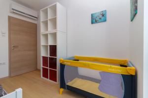 Posteľ alebo postele v izbe v ubytovaní Villa Stefanja kids friendly with sea view near Fažana