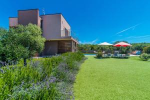 Vonkajšia záhrada v ubytovaní Villa Stefanja kids friendly with sea view near Fažana
