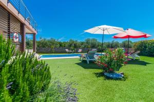 Vonkajšia záhrada v ubytovaní Villa Stefanja kids friendly with sea view near Fažana