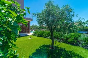 Vonkajšia záhrada v ubytovaní Villa Stefanja kids friendly with sea view near Fažana