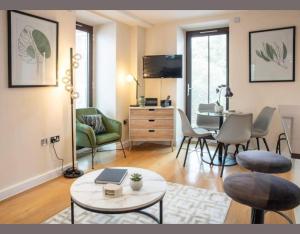 a living room with a table and chairs at Westminster 2 bed 2 bath apartment in London