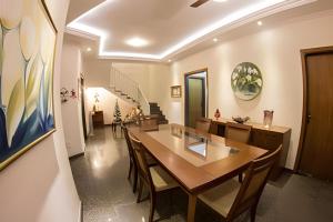 a dining room with a wooden table and chairs at Casa ampla e confortável próxima ao Santuário in Aparecida
