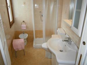 a bathroom with a sink and a shower and a toilet at President Frontemare - Agenzia Cocal in Caorle