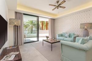 un soggiorno con un divano blu e un tavolo di Genteel Home Infinity a Estepona