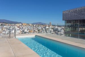 una piscina in cima a un edificio con una città di Genteel Home Infinity a Estepona