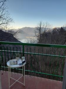 皮索涅的住宿－B&B L'Ortensia，山景阳台上的桌子