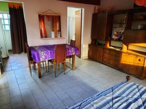 ein Esszimmer mit einem Tisch und ein Schlafzimmer in der Unterkunft El Marino in Merlo
