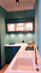 ワルシャワにあるOld Town Apartment Aのキッチン(シンク付)、
