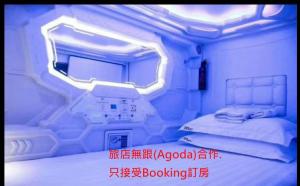 Habitación con cama y ventana en 天河行旅 en Luodong