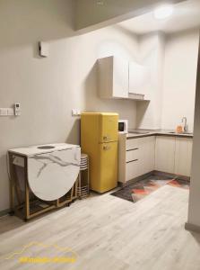 een keuken met een gele koelkast en een aanrecht bij JQ Citypads by Golden Stay in Kota Kinabalu