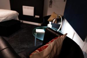 una sala de estar con un sofá y una mesa en Credit Corner, en Brierley Hill 19 fotos más