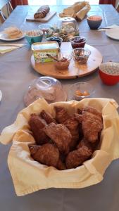 einen Tisch mit einer Schüssel Essen auf einem Tisch in der Unterkunft Mostarlic Vegan and Gluten free B&B in Bouconville