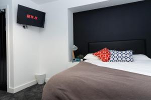 una camera con un letto con due cuscini sopra di Ledger Loft a Brierley Hill