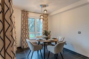 uma sala de jantar com uma mesa e cadeiras e uma janela em Luxus am Park Altstadt-Barrierefrei-Parkplatz em Wetzlar