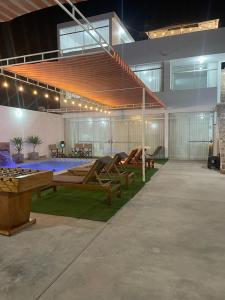 um grande edifício com muitas mesas nele em Departamento de playa con piscina en estreno em La Punta