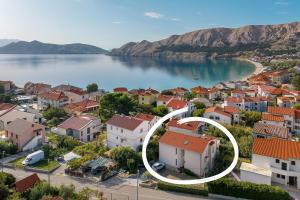 widok z góry na miasto obok zbiornika wodnego w obiekcie Apartments with Terrace w Bašce