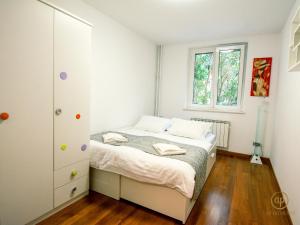 Dormitorio pequeño con cama y vestidor en Luxurious apartment Flores, en Portorož