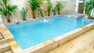 Bazén v ubytování Hotel Le Falep & Spa nebo v jeho okolí