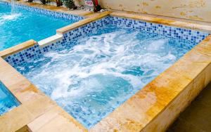 Bazén v ubytování Hotel Le Falep & Spa nebo v jeho okolí