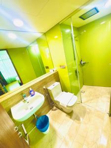 een badkamer met een toilet, een wastafel en een douche bij vortex suites klcc Adela Suites in Kuala Lumpur