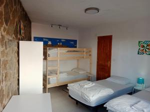 Łóżko lub łóżka w pokoju w obiekcie La Palma Hostel by Pension Central