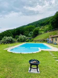 una hoguera en el césped junto a una piscina en Il Colle - Apartment Giglio, en Florencia