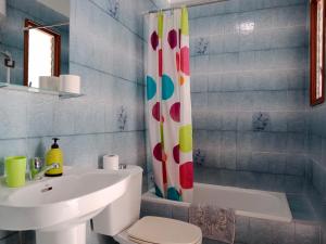łazienka z umywalką, toaletą i zasłoną prysznicową w obiekcie La Palma Hostel by Pension Central w mieście Fuencaliente de la Palma