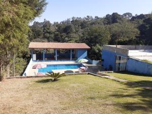 a house with a swimming pool in a yard at Chacara Condomínio Monte Verde Itu in Itu