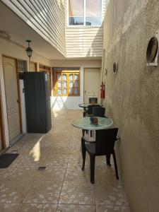 une chambre avec deux tables, une table et des chaises dans l'établissement Rutero, à La Serena
