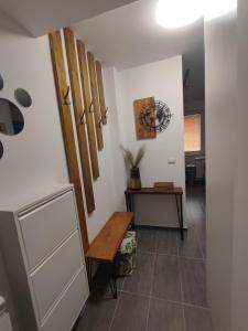 um corredor com um banco de madeira e uma mesa em Cozy Urban Apartment in Skopje! em Skopje