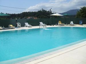 בריכת השחייה שנמצאת ב-Hotel Boavista II או באזור