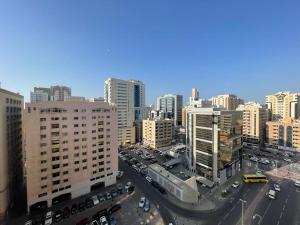 an aerial view of a city with buildings and cars at لايجار ٢ غرفه وصاله باقاسميه الشارقه in Sharjah