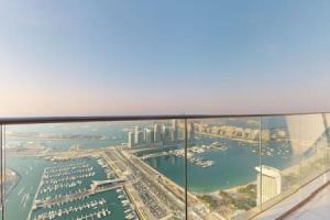 een uitzicht op de stad vanaf de top van een gebouw bij Damac Heights - Locations in Dubai