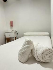 Una toalla blanca encima de una cama. en Navarreria, en Pamplona