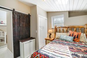 een slaapkamer met een bed en een houten hoofdeinde bij Cozy Cottage with Pool Btwn Knoxville and Pigeon Forge in Strawberry Plains