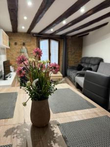 een woonkamer met een vaas met bloemen op een tafel bij Navarreria in Pamplona
