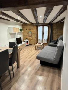 una sala de estar con un sofá y una mesa en Navarreria, en Pamplona