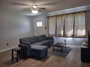 Lovely 4 BR Home Near Fort Johnson-14 Minute Drive 휴식 공간