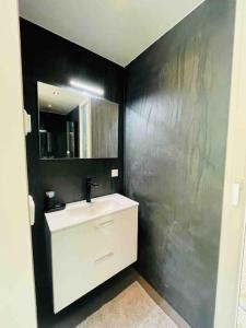 uma casa de banho com um lavatório e um espelho em Chalet goudmeer LUXURY AIRCO WIFI 3 bedrooms 2 bathrooms em Oosterwolde