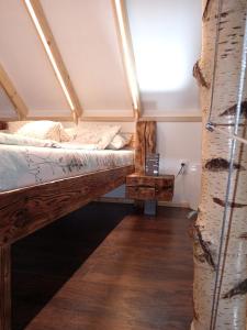 een slaapkamer met een bed en een raam bij Kuca za odmor Lola in Ivanjica