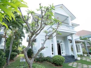 ein weißes Haus mit einem Baum im Vorgarten in der Unterkunft Villa sealinks Mũi né in Ấp Phú Tịnh (2)