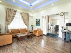 ein Wohnzimmer mit einem Sofa und einem Couchtisch in der Unterkunft Villa sealinks Mũi né in Ấp Phú Tịnh (2)