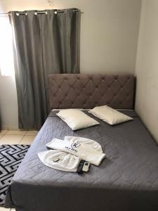 Un pat sau paturi într-o cameră la Hotel Vila Real Dourados