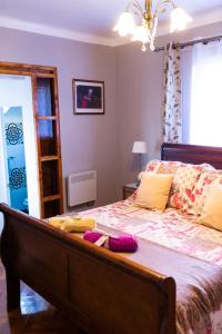 um quarto com uma cama grande e paredes roxas em CasaMatta em Viña del Mar