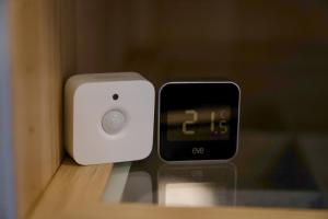 an apple electrical outlet sitting on a shelf at EDLER WOHNRAUM Panoramablick 3 Schlafzimmer mit Boxspringbetten Klimaanlagen Kaffeevollautomat & Tiefgarage mit E-Ladestation in Graz