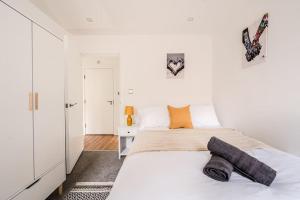 Guest Homes - Maple Court في إبسويتش: غرفة نوم بيضاء مع سرير أبيض كبير مع وسادتين